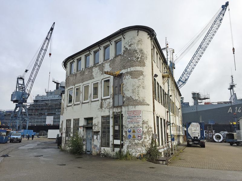 L’entrée du chantier naval de la Norder-Werft dévoile son charme. (Sergio Caré / VBM)