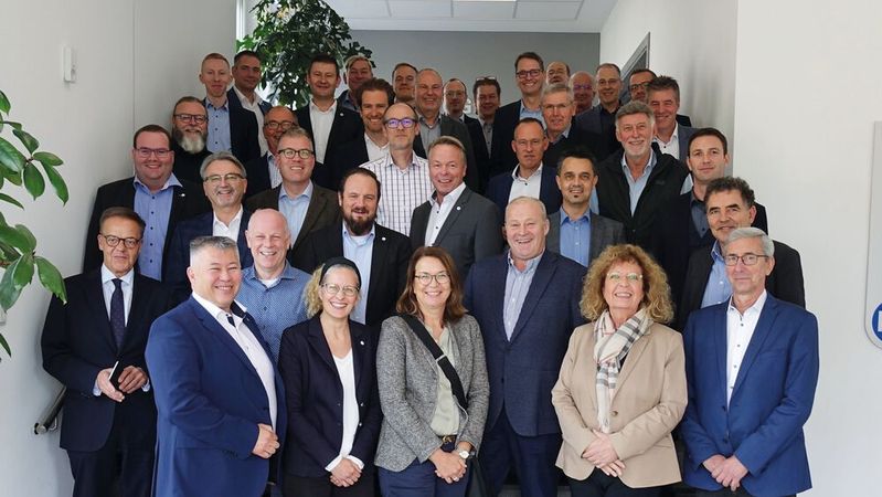 Die Teilnehmer der Bundesfachgruppe Freie Werkstätten trafen sich in Würzburg, um sich über die aktuellen Themen der Mitglieder auszutauschen.(Bild:  Rosenow – »kfz-betrieb«)