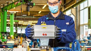 Fast so begehrt wie Pumpen und Armaturen: Fluidik-Fachkräfte und Instandhaltungs-Experten. Hier eine Fachkraft von Tectrion an einer Pfeiffer-Armatur. (Bild: Juergen Bindrim; ©ssstocker - stock.adobe.com)