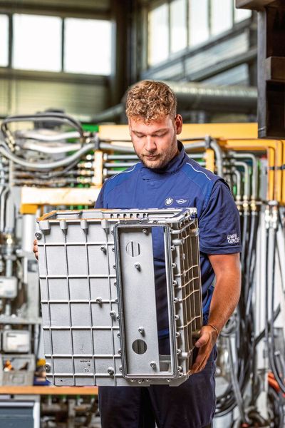 Fertigung des Gehäuses der BMW-Brennstoffzellen.  (Bild: BMW)