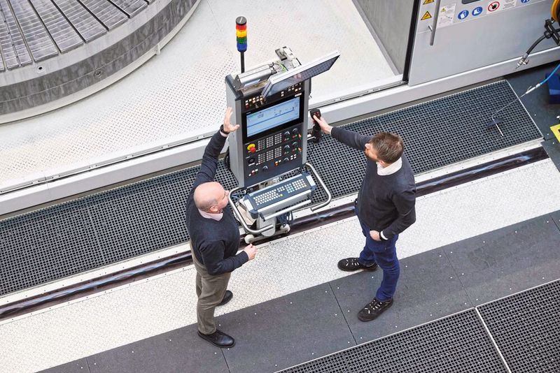 Hubert Erz, Senior Consultant Sales Renewables bei Starrag im Gespräch mit Henning Brinkhus, Betriebsleiter TB9: „Die neue Vertikal-Dreh-Schleifmaschine Dörries Contumat passt zum aktuellen Trend zu immer größeren Windkraftanlagen und entsprechend größeren Wälzlagerringen.“ (Bild: Starrag/Ralf Baumgarten)