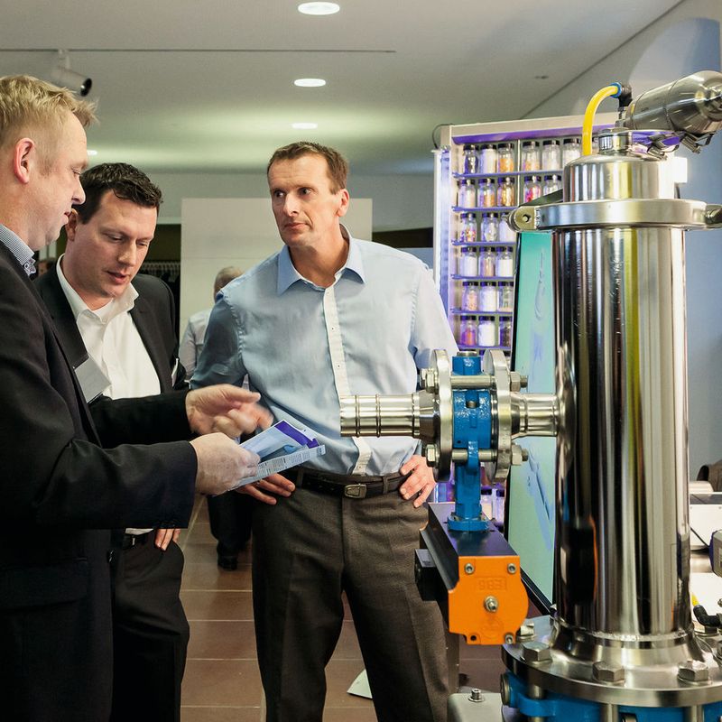 Schüttguttechnik zum Anfassen: Hierfür ist viel Zeit auf der begleitenden Ausstellung.