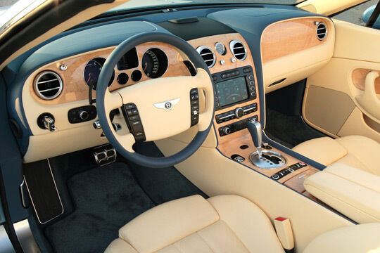 Edles Interieur: Der aufwendig von Hand gefertigte Innenraum verströmt puren Luxus. Zu den technischen Neuerungen zählt ein Infotainment-System mit Touchscreen-Bedienung. (Bentley)