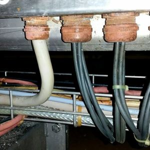 In der Lebensmittel- und Getränkeindustrie sind Verkabelungen besonderen Belastungen ausgesetzt. Werden wie im Bild ungeeignete Komponenten verwendet, können gefährliche Situationen entstehen.