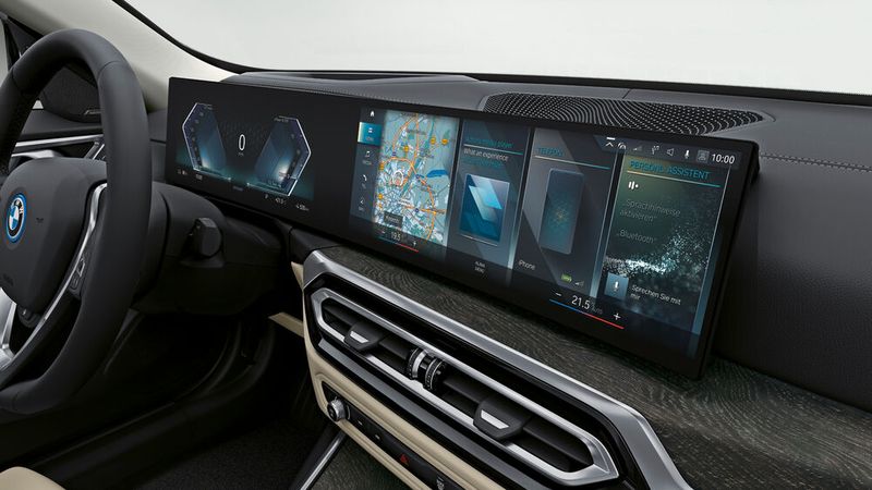 Hier kommt im i4 ein konkaves Curved-Display zum Einsatz, das die analogen Instrumente ersetzt und sich bis über die Mittelkonsole zieht. (Bild: BMW)