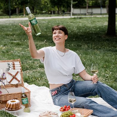 Frau beim Picknick mit Wein aus PET-Flasche (Symbolbild) (Bild: Alpla)