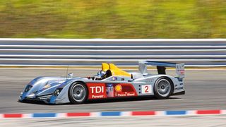 Mit dem Audi R10 TDI siegte 2006 erstmals ein Dieselmotor bei einem 24-Stunden-Rennen von Le Mans. Vor 235.000 Zuschauern holten Frank Biela, Emanuele Pirro und Marco Werner den sechsten Le-Mans-Sieg für Audi. (Bild: Audi)