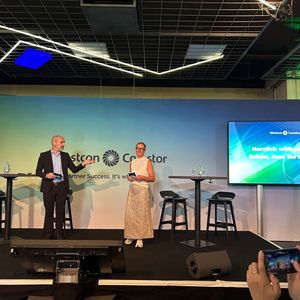 Eröffnet und moderiert wurde die Partnerkonferenz von Peter Dejakum und Evelyn Vogt (Westcon-Comstor)(Bild:  Vogel IT-Medien)