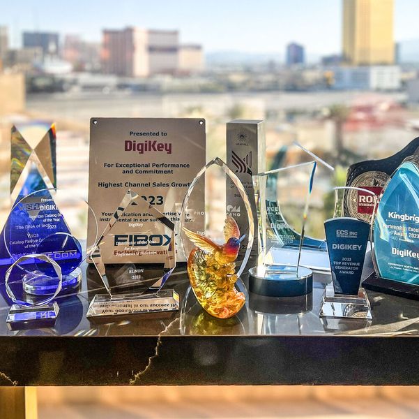 Digikey hat während des EDS Leadership Summit 2024, der vom 21. bis 23. Mai in Las Vegas 18 Auszeichnungen von seinen Lieferpartnern erhalten. (Bild: Digikey)