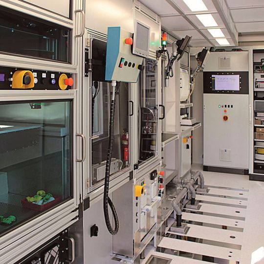 Der Container enthält ein modulares und intelligent vernetztes Fertigungssystem.(Bild:  Fraunhofer IPA)