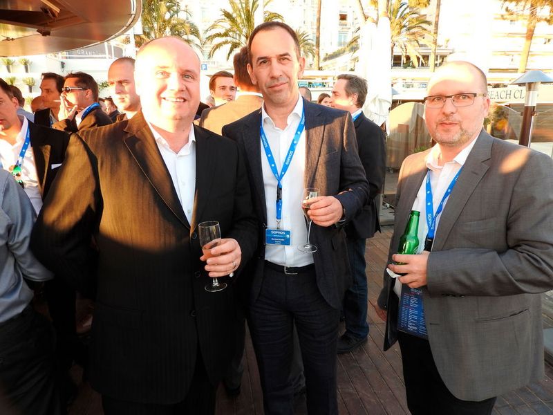 (v. l.): Martin Schwarz (NewMotion), Manfred Koller (Sophos) und Stefan Panholzer (Bechtle) bei der Sophos CEEMEA Regional Party (Bild: Sophos)