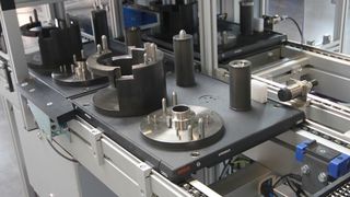 Dieses Transfersystem der Baureihe MTS 3 von Schnaithmann eignet sich für Gewichte bis maximal 200 kg und alle am Markt gängigen Werkstückträgertypen. (Bild: Schnaithmann)