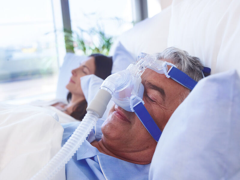 Bild 1 | Schlafapnoetherapie: Der Patient benötigt ein Therapiegerät samt Maske; die Maske ist meist aus Silikon (Bild: Silcos/Weinmann)