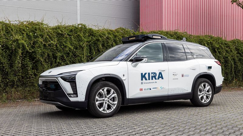 Die Deutsche Bahn testet mit mehreren Partnern fahrerlose Pkw in Darmstadt und dem Kreis Offenbach. Das KBA hat die Fahrzeuge abgenommen und die Fahrten auf öffentlichen Straßen genehmigt.(Bild:  Deutsche Bahn AG/RMV/Arne Landwehr)