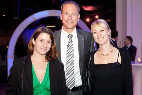 Von verlagseigenen Schönheiten in die Mitte genommen: Alex Rennpferd (Esso Deutschland) mit Katharina Bostelmann und Bianca Hainlein (VBM)  (VBM)