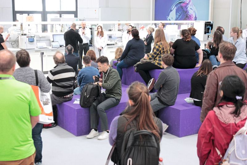 Zum Rahmenprogramm der Analytica gehörten diverse Livevorführungen von Workflows und Analystechniken. (Bild: VCG – C. Lüttmann)