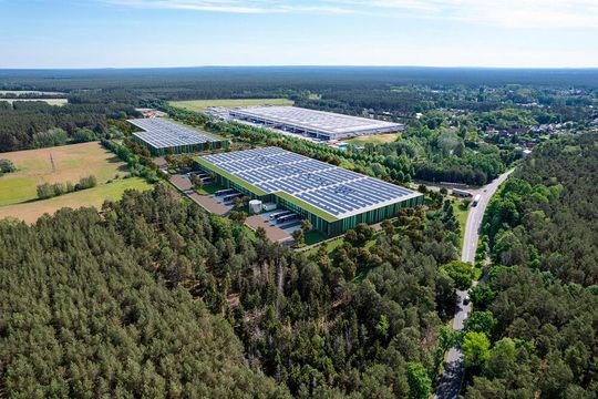 So wird ab 2024 der Panattoni-Park-Berlin-Süd-II aussehen, der bald in Halbe entsteht. Ziel des Bauprojekts ist laut Panattoni die Entwicklung einer modernen und nachhaltigen Gewerbeimmobilie mit hoher Nutzungsflexibilität und Drittverwendungsfähigkeit.(Bild:  Panattoni)