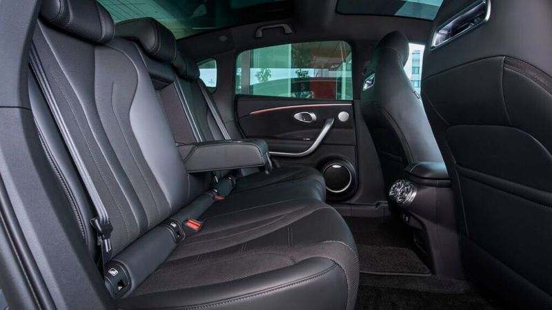 Hinten sitzt es sich kommod. (Bild: GWM)