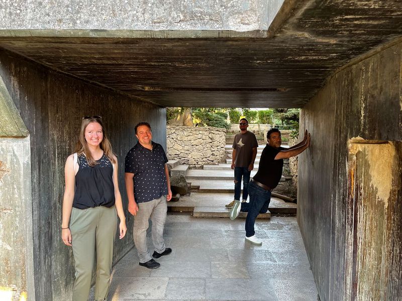 (v. l.) Annalena Weyrauch und Dominik Dütsch, Systeam, und Engelbert Földenyi, S&K, überlegen sich, ob sich Deniz Üstün, e-systems, sich in Pose stellt oder nur dehnt? (Bild: Vogel IT-Medien GmbH)