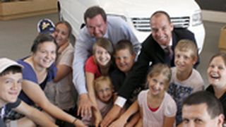 Die Großfamilie Lehmann mit zehen Kindern freut sich über einen neuen Multivan United. (Archiv: Vogel Business Media)