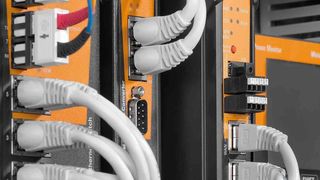 Weidmüller Firewall/NAT Router: Durch IP-Routing erfolgt eine kontrollierte Vermittlung des Datenverkehrs zwischen Subnetzen. Die Segmentierung in Teilnetze reduziert dabei die Netzwerklasten. (Bild: Weidmüller)