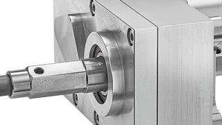 Das Gehäuse des Getriebes und die Getriebewelle passte man in den Anschlussmaßen zum Kundenschalter hin individuell an. (SPN Schwaben Präzision)