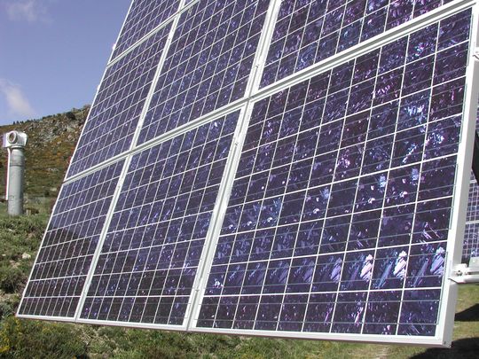 Polykristalline Solarmodule(Bild:  Thermis 8 - Solarmodul /Thémis Solaire Innovation - Eigenes Werk / CC BY-SA 3.0)