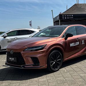 Weller hat in Kiel an diversen Standorten Fahrzeuge platziert und wirbt mit Fahnen und Bannern für seine Eigenmarke.(Bild:  Weller)