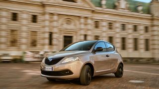 Künftig bietet Lancia in Italien das Modell mit Hybridantrieb an. (Bild:  Lancia)
