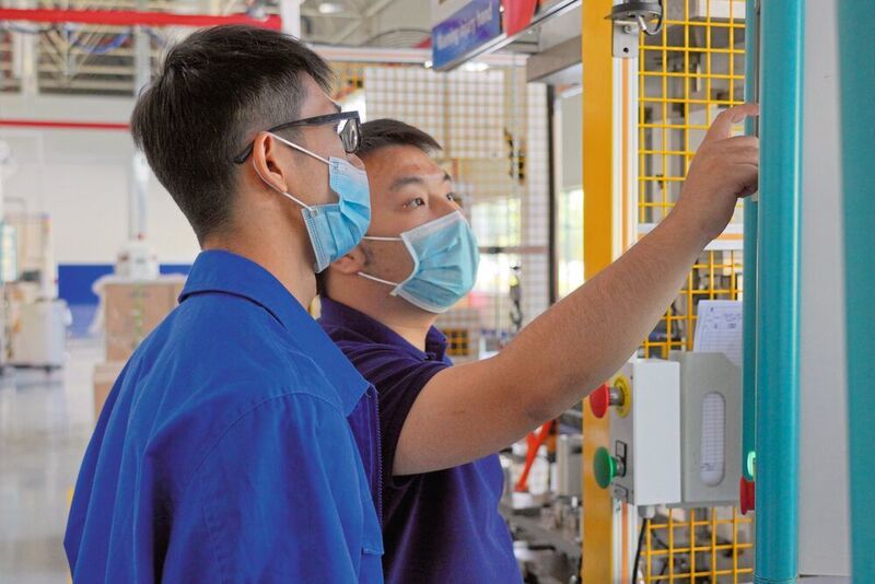 Chen Chuanliang, Prozessingenieur bei Liuzhou AAM, überprüft mit einem Kollegen die Fertigung von Antriebskomponenten mit Hilfe von NC-Fügesystemen von Kistler. (Kistler)