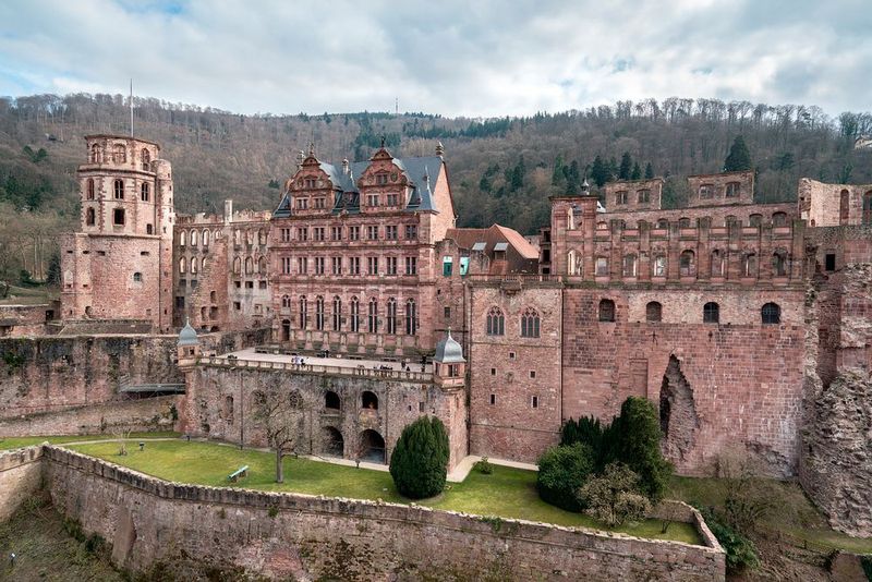 Darum, das Schloss real wieder aufzubauen, gehe es ihm aber keinesfalls, sagt Hanschke. Er wolle lediglich die Ergebnisse der historischen Forschungsarbeit unmittelbar erlebbar machen. (KIT)