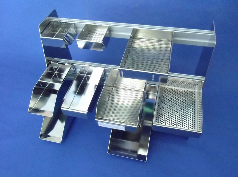 Sowohl für die Greif- als auch für die Silo-Greifbehälter bietet LK Mechanik passende Tischaufsatz-Regale an. Auf diese Weise lässt sich je nach Materialfluss-Konzept und Arbeitsplatzsituation stets eine optimale Komplettlösung für die Baugruppen-Montage realisieren. (Bild: LK Mechanik)