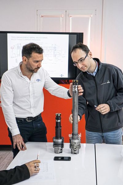 David Castaño (li., Toolmanager Mapal) und Manuel Padilla Fernández (Manufacturing Engineering Manager, Deutz) mit der «HPR400 Reibahle» und dem zuvor eingesetzten Feinbohrwerkzeug mit HX-Wendeschneidplatten. (Bild: Mapal)