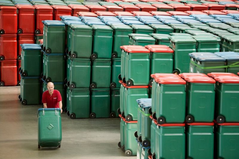 Gesammelt, gelagert und transportiert werden die Tücher in dem vom Hersteller entwickelten Sicherheits-Container „SaCon“. In dem UN-geprüften Behälter können Gefahrengüter wie die Putztücher mit entzüdlichen Schmutzstoffen sicher transportiert werden. (Bild: Mewa)