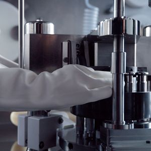 The OEB5-contained capsule filling machine is integrated with an isolator and processes solid and liquid oral formulations. (Source:  Marchesini)