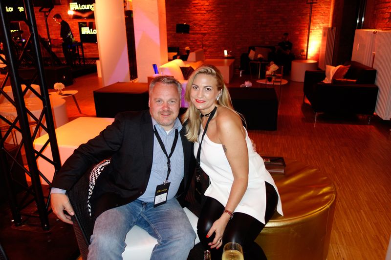 Kai Lenk und Simone Krüger, Samsung, genießen die Live Musik. (Bild: IT-BUSINESS)