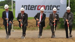 Spatenstich für die neue Intercontec-Zentrale: (v.l.) Tiemo Pfeiffer (Prokurist  Intercontec), Bürgermeister Ludwig Waas, Wolfgang Pfeiffer (Geschäftsführer  Intercontec), Landrat Alfred Reisinger, Architekt Frank Jahn (Goldbeck). (Bild: Intercontec)