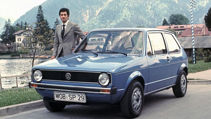 „Kurt Lotz, damaliger Vorstand von Volkswagen, besuchte 1969 gemeinsam mit Vorstandskollegen und dem italienischen Volkswagen Generalimporteur den Turiner Autosalon. Die Delegation betrachtete sehr, sehr aufmerksam das, was dort ausgestellt war, und erstellte anschließend eine Liste mit sechs Fahrzeugen, die ihnen am besten gefallen hatten. Die kamen jeweils von verschiedenen Herstellern – aber vier von diesen sechs Autos hatte ich entworfen!“, berichtet der Designer Giorgetto Giugiaro im Rückblick auf die Zusammenarbeit zwischen Volkswagen und ihm. „Also hieß es: Vier der Favoriten sind von einer Person designt? Den wollen wir! Tage später klingelte mein Telefon in meiner damals jungen Firma Italdesign. Der mit mir bekannte italienische Generalimporteur war dran und sagte: ‚Die wollen, dass du nach Wolfsburg kommst!‘ Also fuhr ich im Januar 1970 dorthin.“ (Bild: Volkswagen AG)