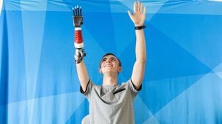 Der erneuerte Fokus der erweiterten Partnerschaft von Stratasys und Limbitless liegt auf Nachhaltigkeit, Bildung und einem besseren Zugang zu 3D‑gedruckten Prothesen. (Bild: Stratasys)