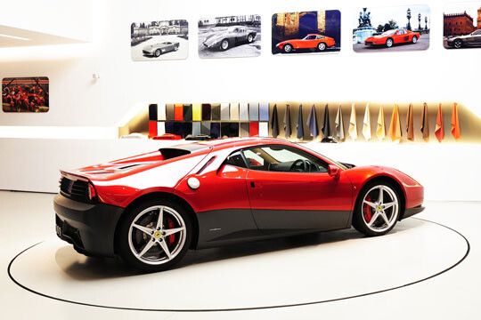 Der Ferrari SP 12 EC ist eine Hommage an Claptons Lieblings-Ferrari, den 512 BB. vom dem der Musiker drei Stück besaß. Der 512 BB (5,0-Liter-Zwölfzylindermotor mit 265 kW/360 PS) wurde zwischen 1976 und 1984 gebaut und galt damals als eines der schnellsten Serienautos der Welt. (Foto: Ferrari)