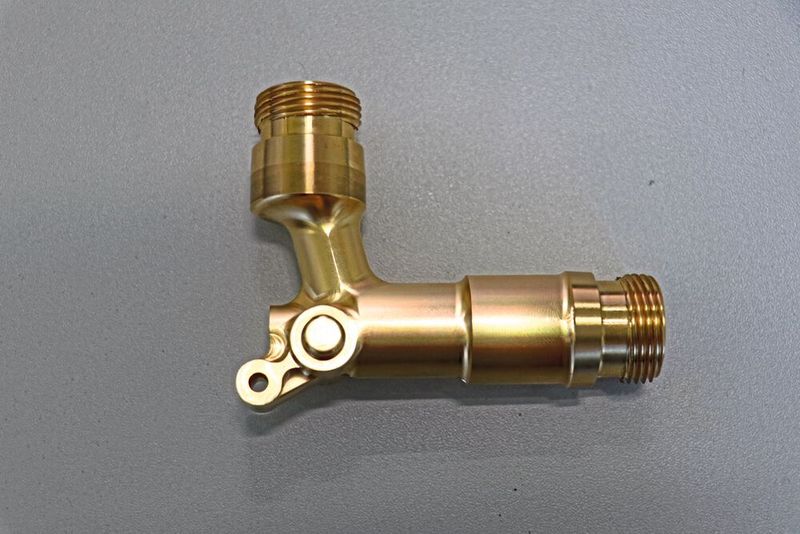 Ein beispielhaftes Bauteil ist das Knotenstück der Pistole Easy Force für den Profihochdruckreiniger HDS. Es wird in der Prototypenabteilung fünfachsig gefräst. Die anspruchsvolle Kontur enthält unter anderem Anschlüsse für den Schlauch und das Strahlrohr. (Bild: Open Mind)