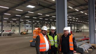 Rainer Nobereit (l.) hat das standardisierte System mobiler Hallen zum Geschäft gemacht. (FOTO: HALOG)