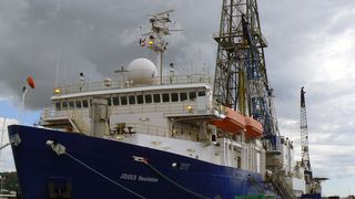 Das Bohrschiff Joides Resolution, mit dem die Bohrungen im Südpazifischen Wirbel vorgenommen wurden. (Bild: J. Kallmeyer, GFZ)