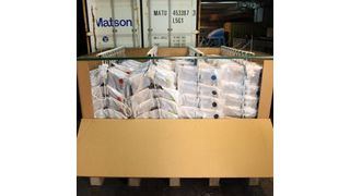 Jedes Kleidungsstück wird in Spezialfolie verpackt auf einen Kleiderbügel gehängt und in der Box verstaut. Bild: DB AG (Archiv: Vogel Business Media)