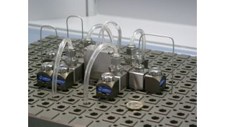 Mit Hilfe von modularen Mikroreaktionssystemen lassen sich Anlagen sicherer, schneller und kostengünstiger bauen.  (Bild: Bayer Technology Services)