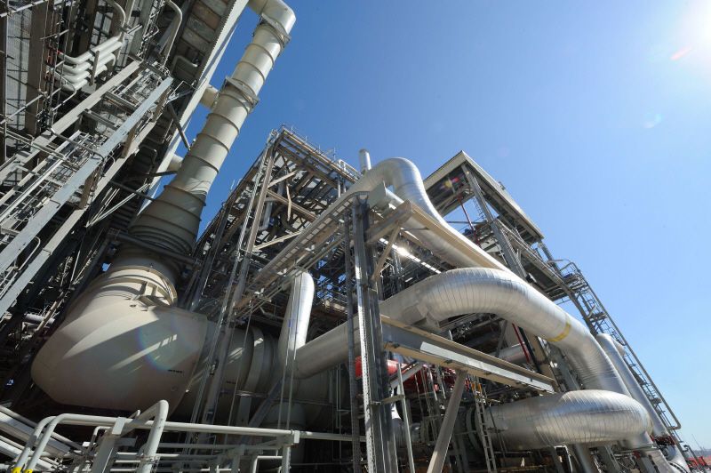 Desert dust at Pearl GTL – Gas turbines the size of jet engines blow hot steam into pipelines at a speed of around 300km/hr to clean them.  (Picture: Shell)