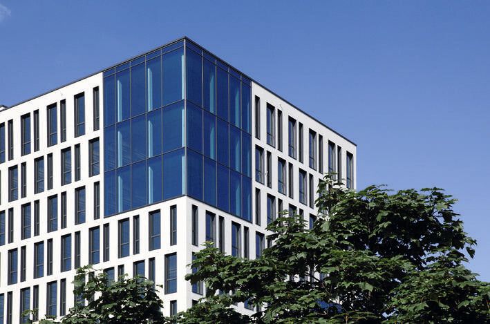 Qualifizierte und erfahrene Mitarbeiter unterstützen Kunden dabei, die ideale Lösung zu finden. Das Angebot reicht von der Beratung und dem Design von IT-Architekturen über die Beschaffung und Integration bis hin zum Betrieb der Systeme. CANCOM unterhält höchste Zertifizierungen mit führenden Herstellern und verfügt damit über bedeutendes Know-how in richtungsweisenden IT-Zukunftsthemen. (Bild: Cancom)