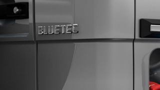 Adblue dient in Diesel-Pkw und -Lkw zur Abgasreinigung.  (Bild: Mercedes-Benz)