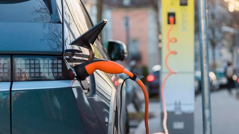 Mit dem Durchleitungsmodell könnte das Stromtanken für E-Autofahrer deutlich transparanter werden. (Bild:  frei lizenziert /  Pixabay)