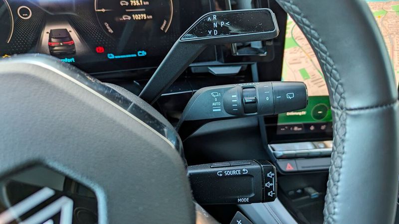 4. Die Bedienung: Praktischerweise setzt Renault weiterhin auf haptische Bedienelemente für viele Fahrzeugfunktionen. Ob es allerdings unbedingt drei übereinander angeordnete Hebel braucht, ist fraglich. Ganz unten ist der Bediensatellit für das Radio, den Renault wahrscheinlich schon in den Neunzigern in Milliardenenstückzahl geordert hat und immer noch aufbraucht. (Bild: Rosenow – VCG)